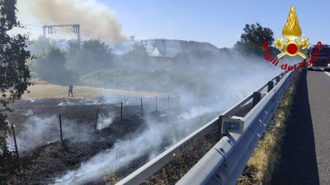 Incendio Vicino all'Autostrada A1 sospeso traffico ferroivario