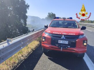 Incendio Vicino all'Autostrada A1 sospeso traffico ferroivario