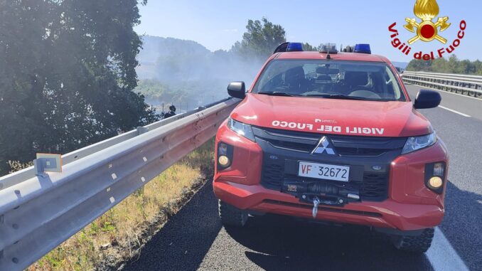 Incendio Vicino all'Autostrada A1 sospeso traffico ferroivario