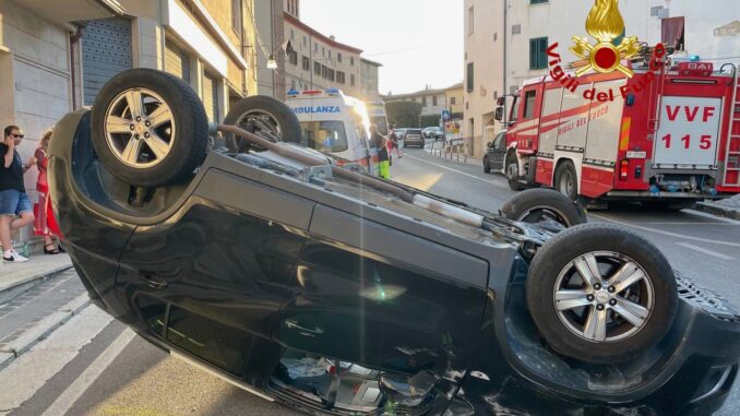 Incidente Stradale a Sigillo: Auto Capovolta, Due Persone Salve