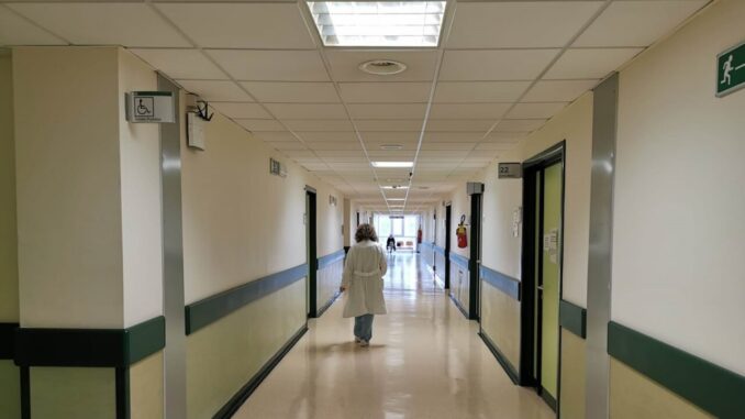 Anziano ustionato nel giardino, è grave