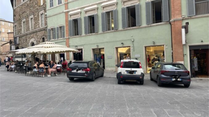 Perugia Sosta Selvaggia. Auto parcheggiate in Piazza Danti