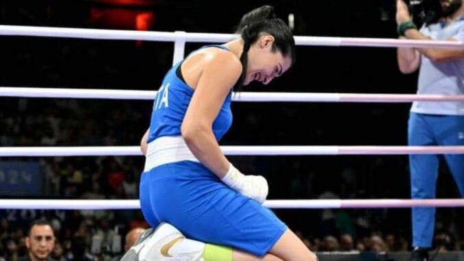 Angela Carini abbandona il match di boxe contro l’algerina Imane Khelif a Parigi 2024 [VIDEO]