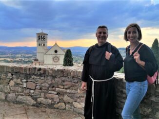 In Cammino di RAI3 esplora l’Umbria con padre Enzo Fortunato