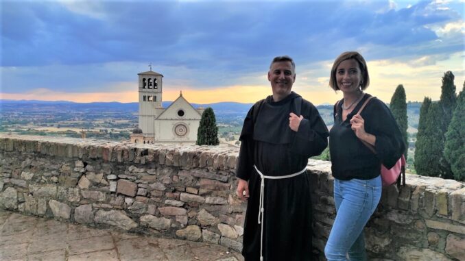In Cammino di RAI3 esplora l’Umbria con padre Enzo Fortunato