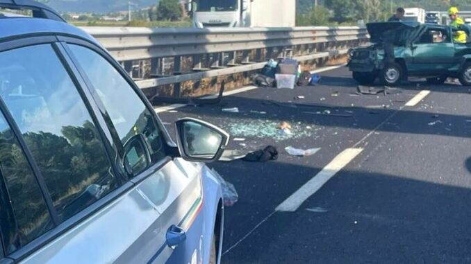 Auto si ribalta con tre persone a bordo in direzione sud sull’A1