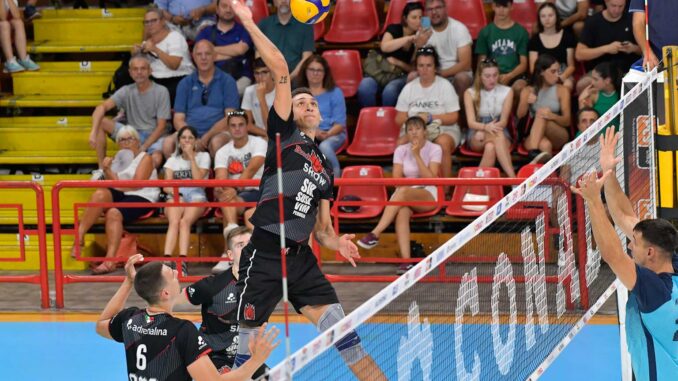 La Sir Susa Vim Perugia si mostra al pubblico nell'allenamento con Cisterna volley