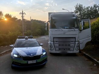 Camionista provoca incidente e fugge, rintracciato dalla Polizia