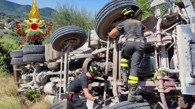 Betoniera capotta a Sant’Arcangelo del Lago persona intrappolata