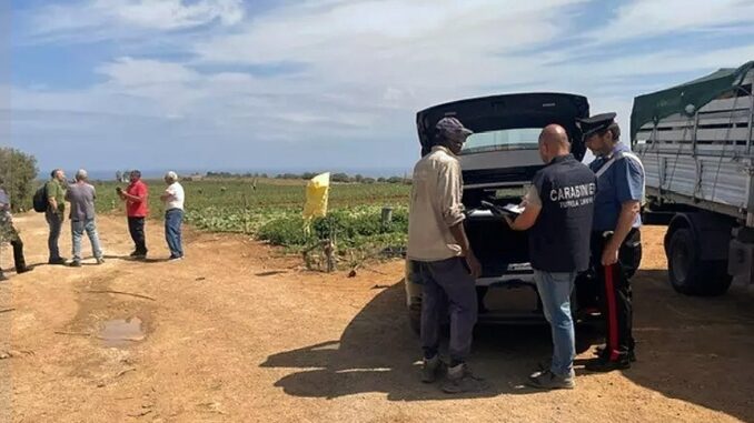 Sei persone denunciate per caporalato nella provincia di Perugia Nell’ambito della campagna nazionale dell’Arma dei Carabinieri contro il caporalato, sono stati effettuati controlli nella provincia di Perugia. Le verifiche, condotte insieme al personale del Nucleo Ispettorato del Lavoro di Perugia, hanno rivelato numerose e gravi irregolarità. Le attività ispettive, precedute da un’analisi dei dati disponibili, hanno permesso di individuare aziende a rischio. I controlli hanno portato alla denuncia di sei persone alle Procure della Repubblica di Perugia e Spoleto. Gli indagati, di età compresa tra i 33 e i 72 anni, sono imprenditori italiani operanti nei settori agricolo e dell’allevamento, con aziende situate a Marsciano, Umbertide, Castiglione del Lago e Bastia Umbra. Le sanzioni amministrative complessive superano i 50.000 €. I reati contestati vanno dal caporalato alle violazioni delle norme sulla salute e sicurezza nei luoghi di lavoro, inclusa la mancanza di presidi antincendio e dispositivi di protezione individuale (DPI). Le violazioni più gravi sono state riscontrate in un’azienda avicola di Bastia Umbra, dove due dipendenti indiani, privi di permesso di soggiorno, lavoravano e vivevano in condizioni igieniche critiche. Gli operai dormivano in un locale abusivo ricavato nello spogliatoio, con bombole del gas presenti nello stesso ambiente. Durante l’ispezione, è stato trovato un terzo lavoratore peruviano, regolare ma assunto irregolarmente. Il locale adibito ad abitazione è stato sequestrato dai Carabinieri, mentre l’attività dell’azienda non è stata sospesa trattandosi di una struttura zootecnica. Le ammende elevate ammontano a 30.000 €. Questa operazione evidenzia l’importanza dei controlli per contrastare il caporalato e garantire il rispetto delle norme di sicurezza e salute nei luoghi di lavoro.