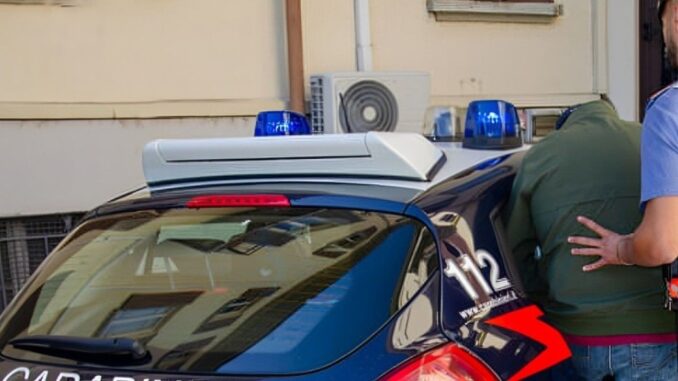 Perseguita la compagna e spintona i Carabinieri scatta l'arresto