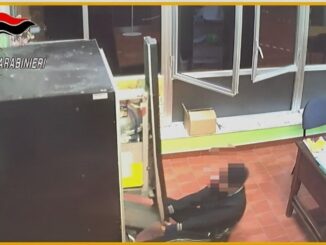 Arrestato 42enne per furto di apparecchi audio in scuola primaria