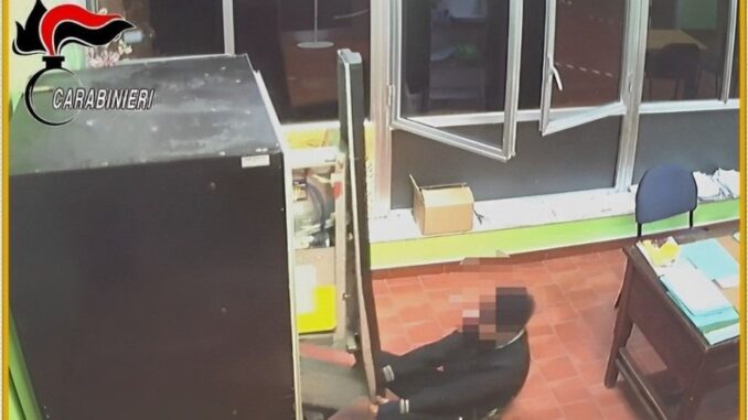 Arrestato 42enne per furto di apparecchi audio in scuola primaria