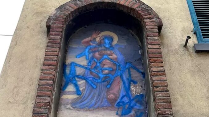 Atto vandalico a Umbertide, imbrattata edicola votiva con vernice blu 