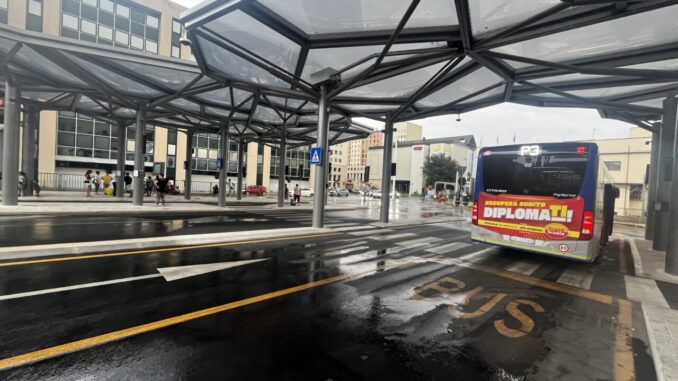 Giovane con coltello fermato al capolinea degli autobus