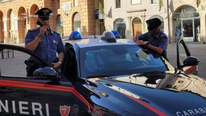 Lascia la figlia in auto per fare acquisti: denunciata 48enne