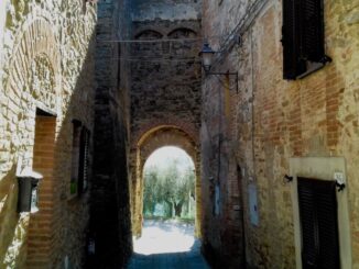 Estate a Poggio delle Corti con arte tra i vicoli