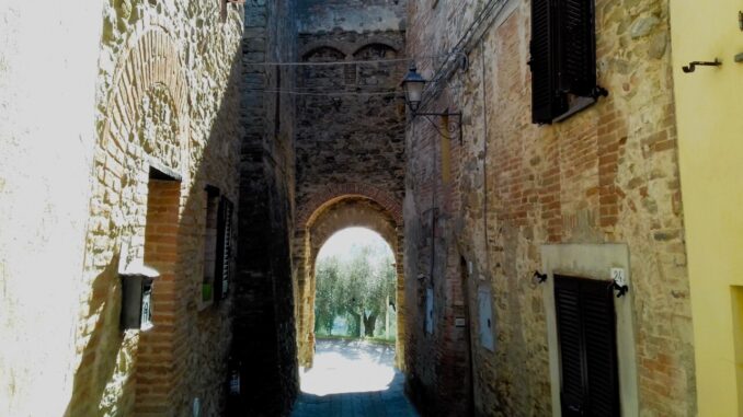 Estate a Poggio delle Corti con arte tra i vicoli