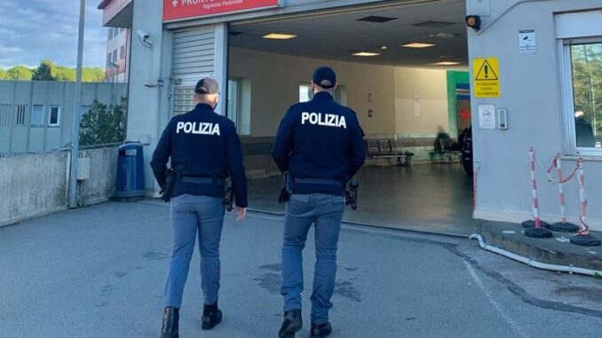Arrestato 29enne in ospedale, ruba effetti personali alla polizia