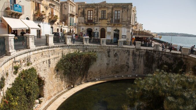 Napoli in testa, sorpresa Siracusa e Mantova: città amate vacanze