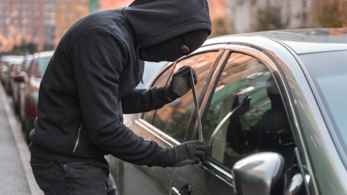 Danneggia auto in pieno giorno, ripreso da telecamere e testimoni