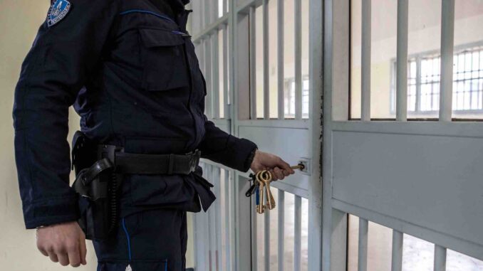 Arrestato un 26enne per furti, rapine e utilizzo fraudolento di carte