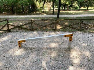 Attrezzi in alluminio per esercizi al percorso verde, non adatti e scivolosi [FOTO]