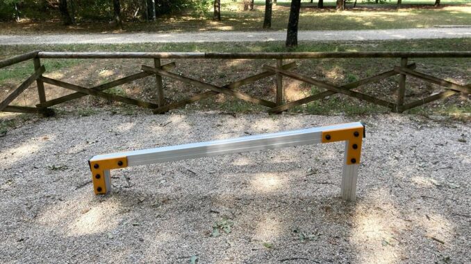 Attrezzi in alluminio per esercizi al percorso verde, non adatti e scivolosi [FOTO]