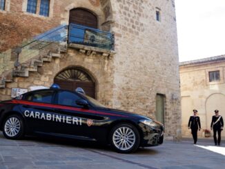 Raggirano e rubano la borsa a una donna, denunciate due persone