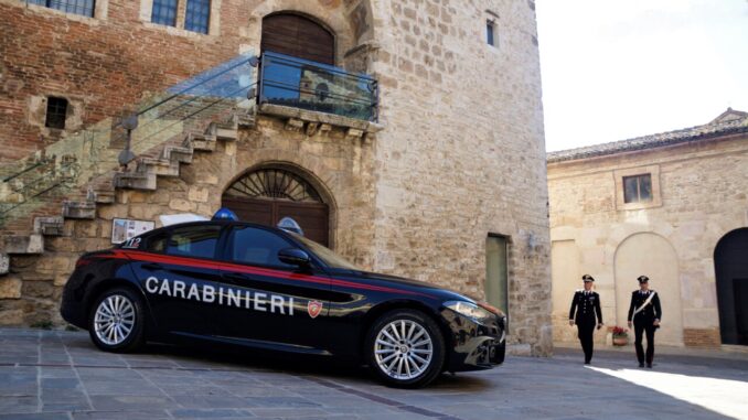 Raggirano e rubano la borsa a una donna, denunciate due persone