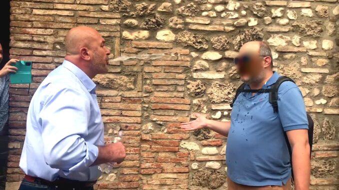 Il Sindaco Stefano Bandecchi Sputa a un Cittadino
