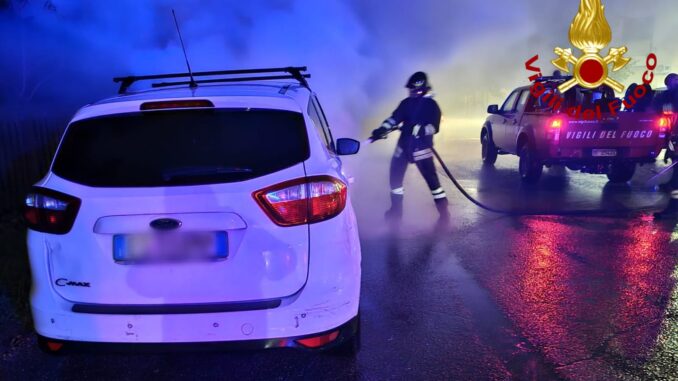 Auto in sosta da giorni a Terni a fuoco nella notte, fosse un guasto