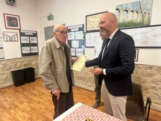 Zuccherini consegna pergamena al centenario Antonio Angiolini
