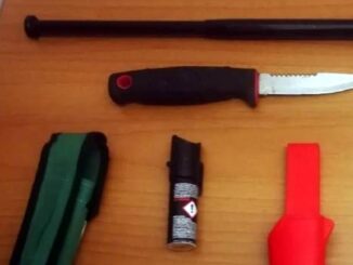 Spray al peperoncino, bastone e coltello in aeroporto, denunciato