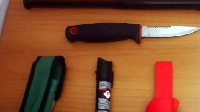 Spray al peperoncino, bastone e coltello in aeroporto, denunciato
