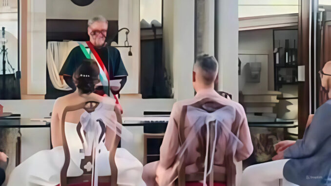 Vestito da cardinale e con la fascia tricolore ’celebra’ il matrimonio