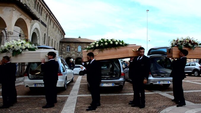 Funerale famiglia Scoccia, l'ultimo saluto a Elisa, Maristella ed Enrico