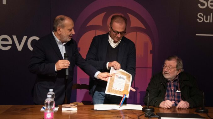Francesco Guccini riceve la "patente di matto onorario" a Gubbio