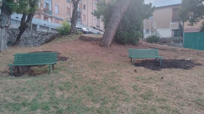 Incendi nel parco di via del Lavoro, paura tra i residenti
