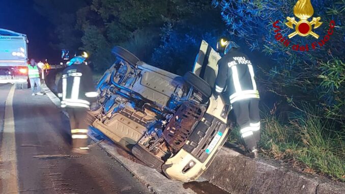 Incidente stradale alle prime luci dell'alba, scontro tra auto e camion sulla SS675