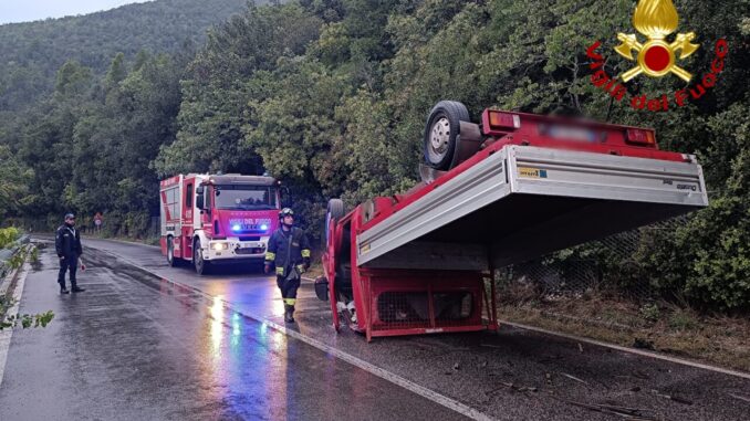 Autocarro si ribalta tra Piediluco e Terni, l'incidente sulla strada SS79