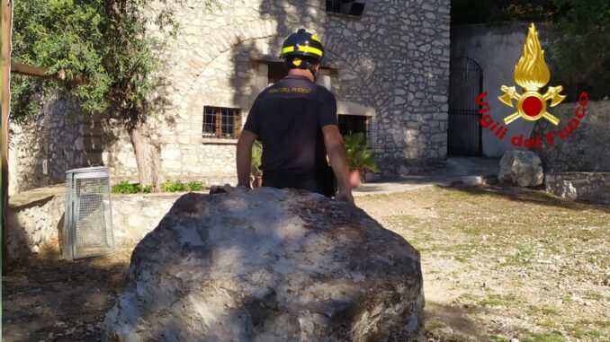 Masso Caduto al Santuario della Madonna dell’Ulivo, 2 metri cubi