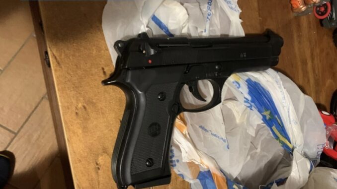 Spari a Santa Maria degli Angeli: 3 uomini denunciati per armi e allarme