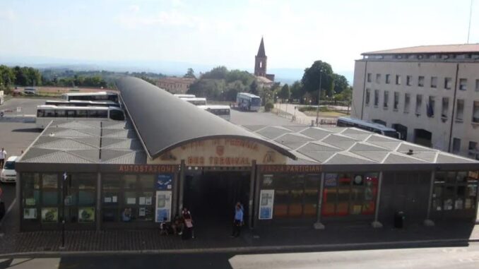 Richiesto miglioramento dei servizi al terminal di Piazza Partigiani