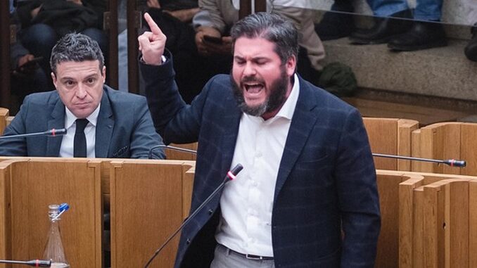 Polemiche sulle aspettative: M5S chiede trasparenza ai politici di destra