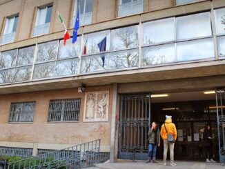 Studente supera esame, poi tenta per due amici: scattano denunce