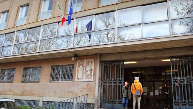 Studente supera esame, poi tenta per due amici: scattano denunce