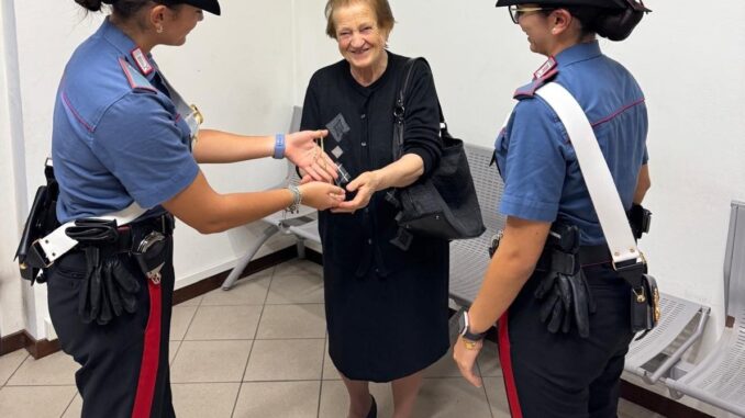 Tecnica dell’abbraccio, donna ruba la collanina d’oro ad una 78enne. Arrestata