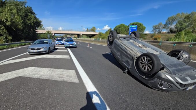 Il sabato nero degli incidenti, altro schianto sulla E45 con tre auto, una si ribalta, uomo ferito [FOTO E VIDEO]
