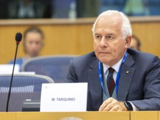 Orbán ignora la pace, attacca gli immigrati e il Parlamento